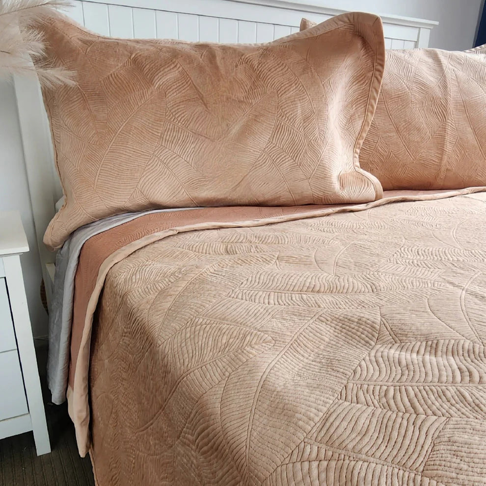 Peach Velvet Coverlet – Luxe Soft-Touch Velvet with 2 Pillowcases | Elegant & Cosy Bedding (Copy)