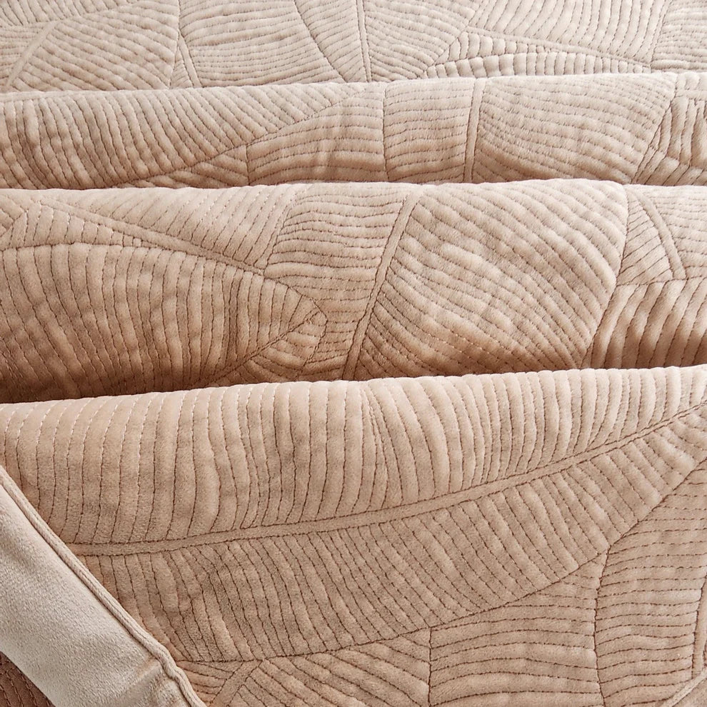 Peach Velvet Coverlet – Luxe Soft-Touch Velvet with 2 Pillowcases | Elegant & Cosy Bedding (Copy)