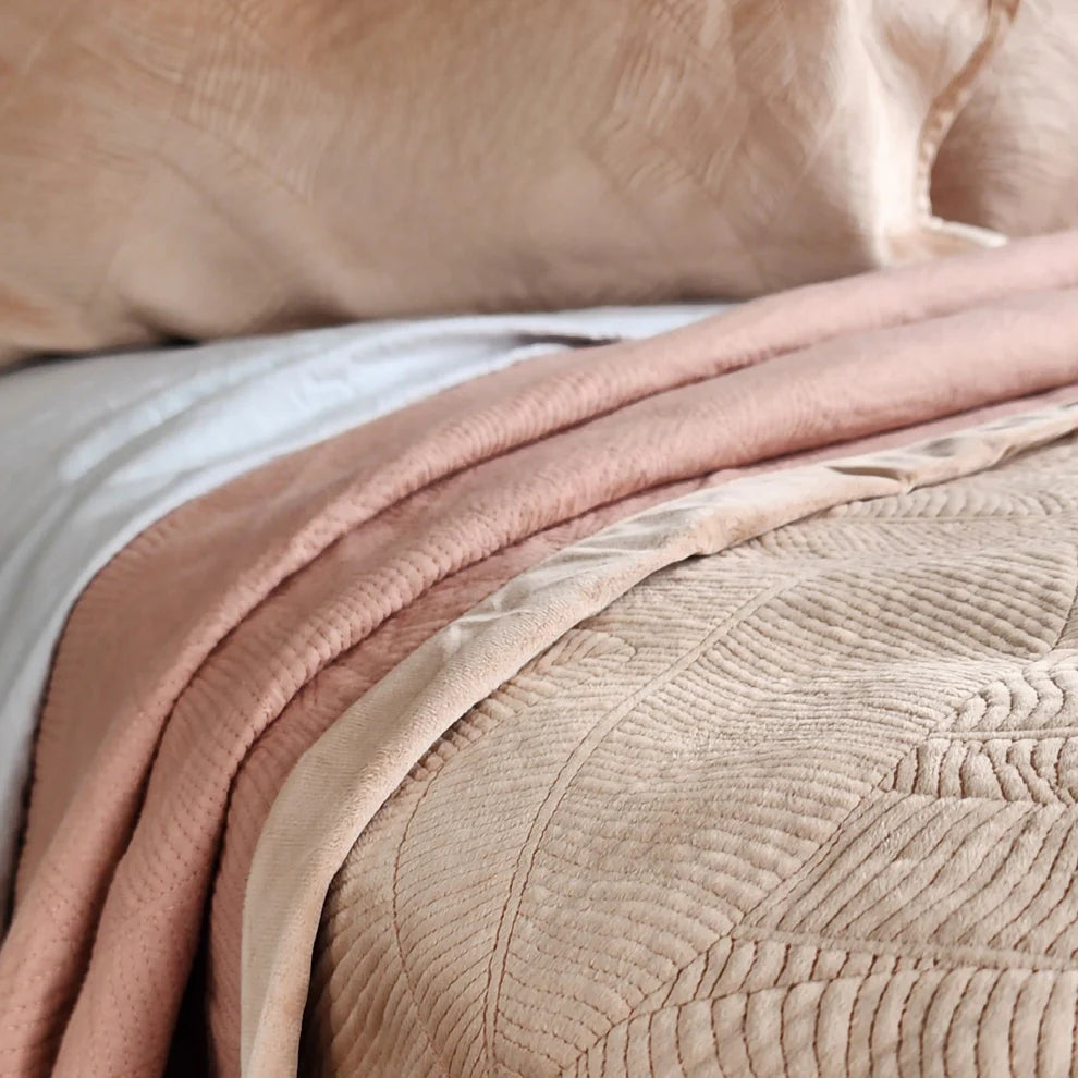 Peach Velvet Coverlet – Luxe Soft-Touch Velvet with 2 Pillowcases | Elegant & Cosy Bedding (Copy)