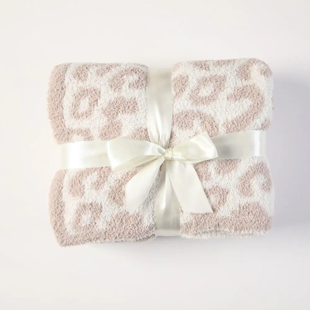 Beige Luxurious Leopard Print Knit Throw Blanket - Ultra-Soft Jacquard Plush for Sofa Bed & Cozy Comfort (130x150cm)
