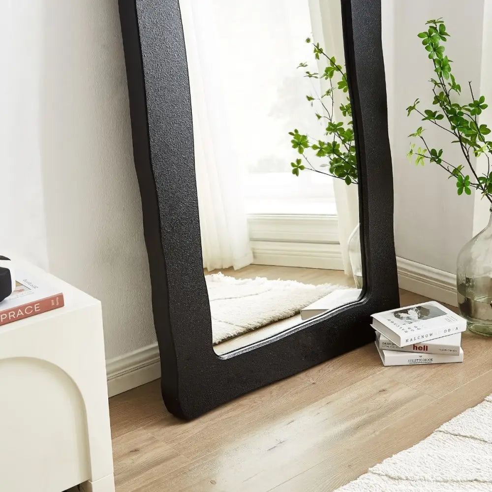 Dome Mirror in Black - Health & Beauty > Makeup > Makeup Mirrors