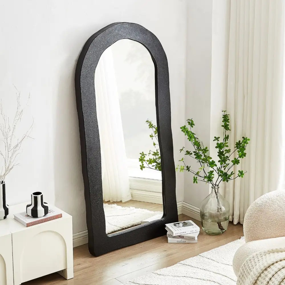 Dome Mirror in Black - Health & Beauty > Makeup > Makeup Mirrors