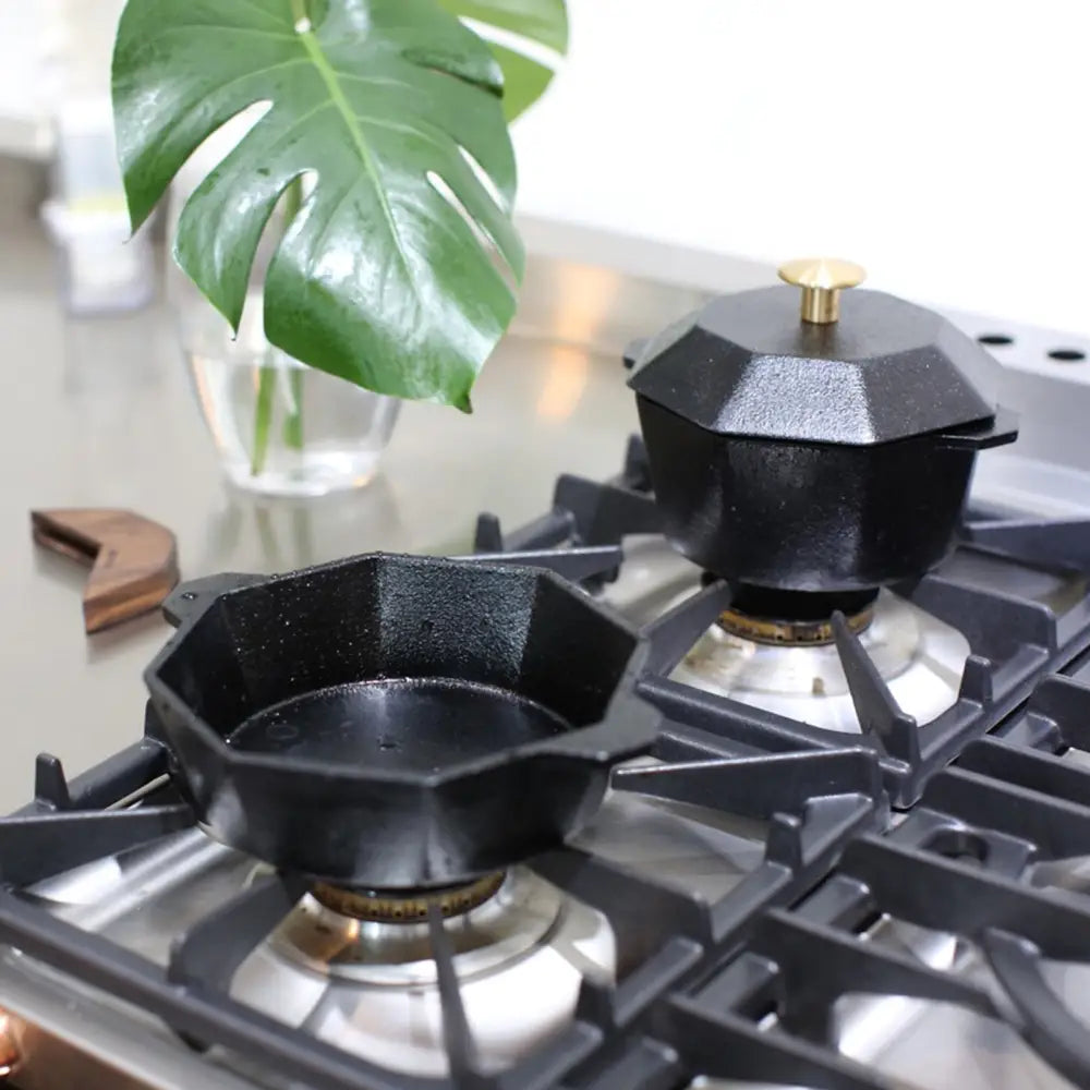 Cast-Iron Traditional Pot Pre-seasoned Non-stick 21cm - Home & Garden > Kitchenware