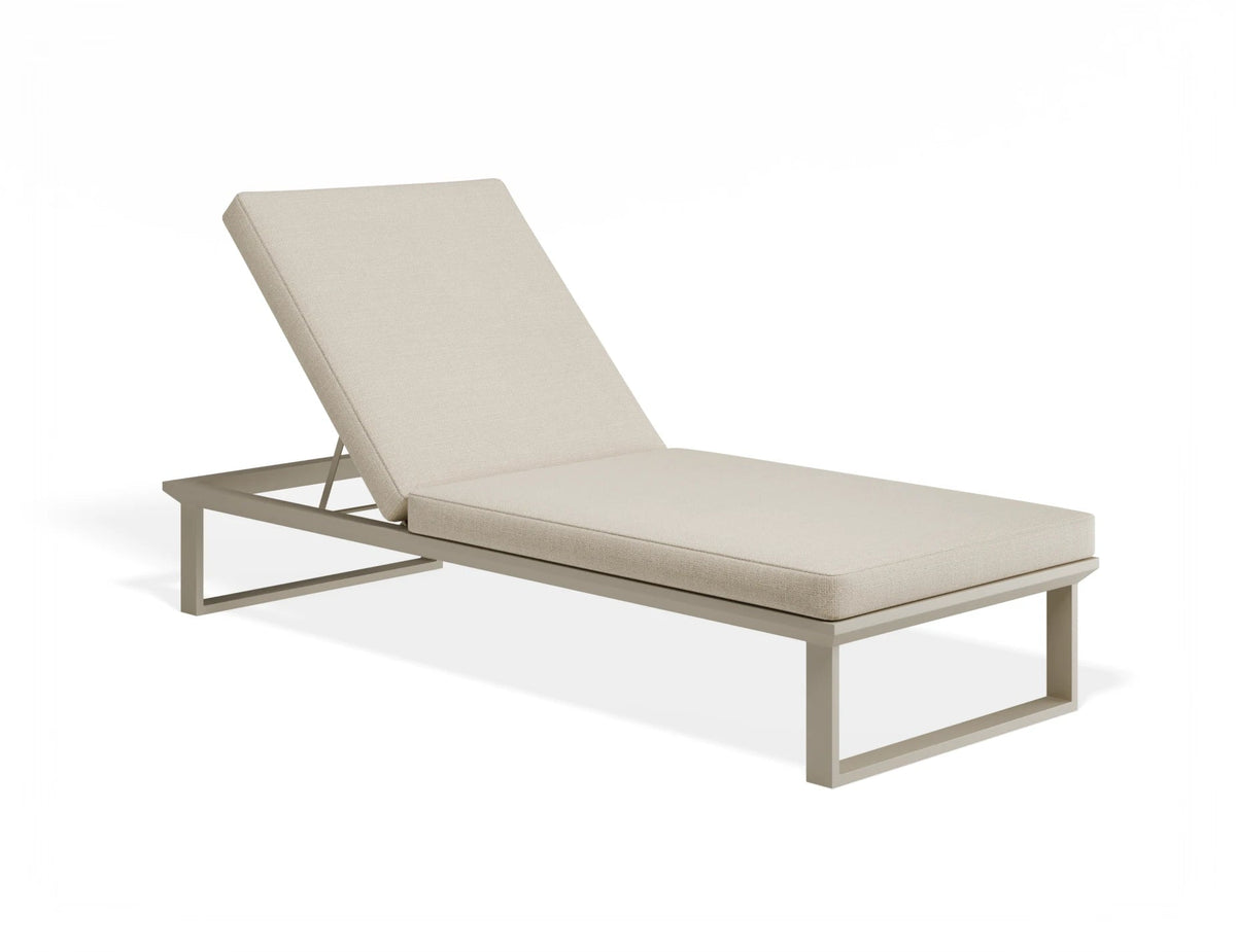 Solenne sun lounge in Latte with Husk cushion